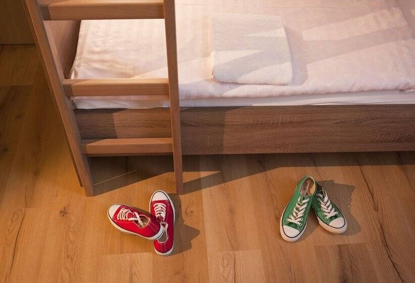 تختخواب در اتاق مشترک, Uni Hostel