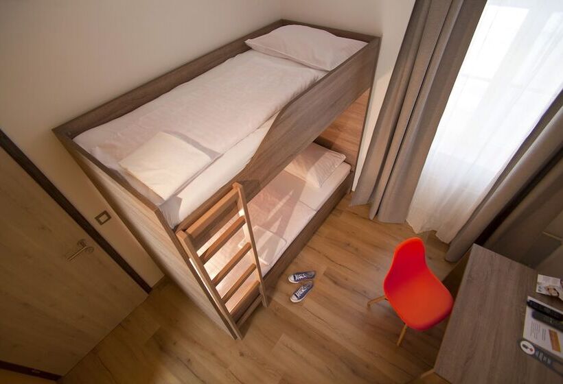 تختخواب در اتاق مشترک, Uni Hostel