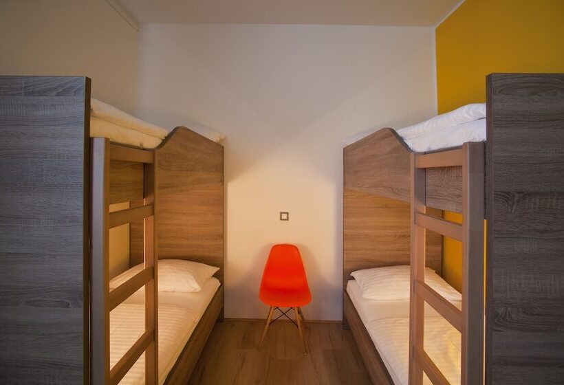 تختخواب در اتاق مشترک, Uni Hostel