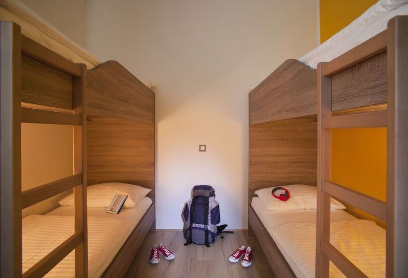 تختخواب در اتاق مشترک, Uni Hostel