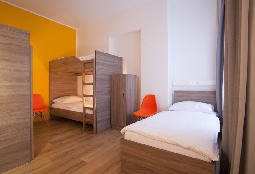 تختخواب در اتاق مشترک, Uni Hostel
