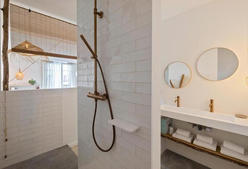 חדר קומפורט לשלושה, Libertitu