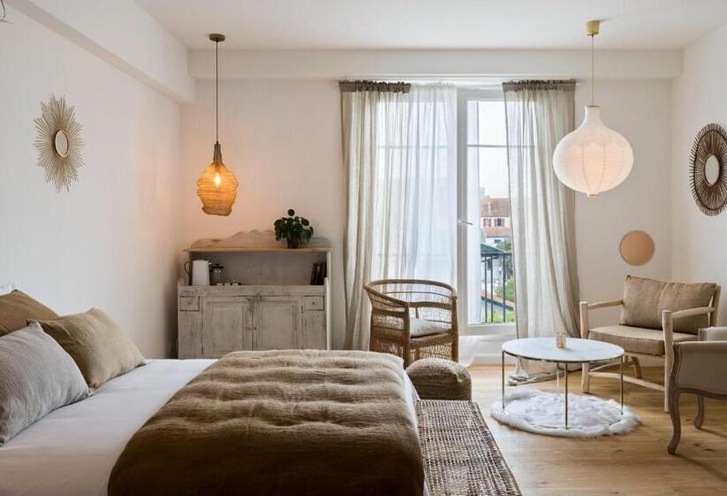 חדר קומפורט לשלושה, Libertitu