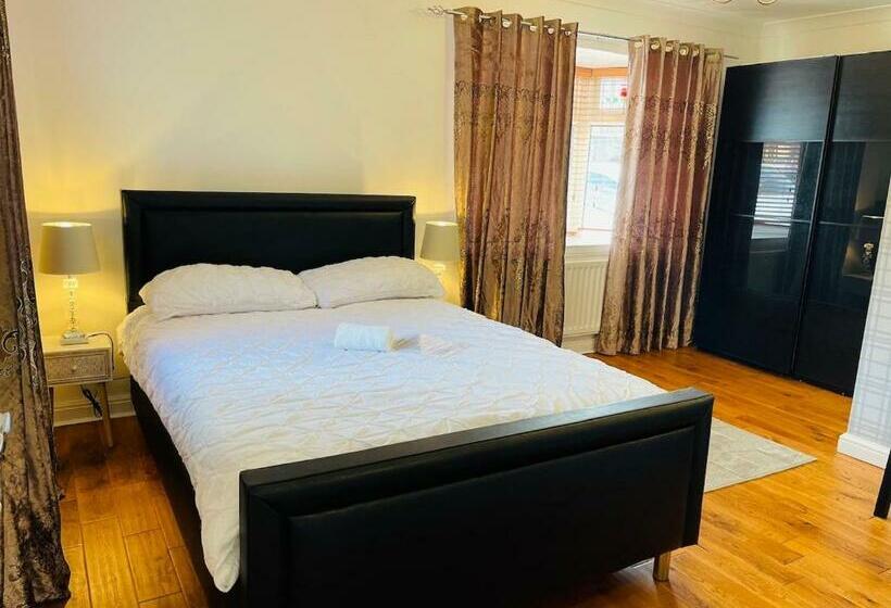 اتاق استاندارد, Ashmina Holiday Let With Free Onsite Parking Not For Vans But For Cars Only