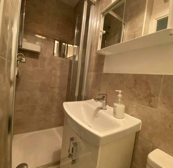 اتاق استاندارد, Ashmina Holiday Let With Free Onsite Parking Not For Vans But For Cars Only