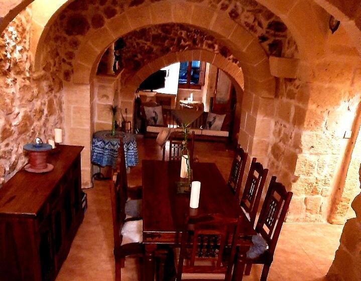 اتاق استاندارد با بالکن, The Lyndee House