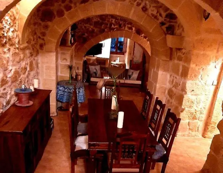 اتاق استاندارد با بالکن, The Lyndee House