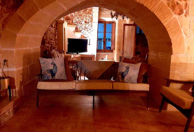 اتاق استاندارد با بالکن, The Lyndee House