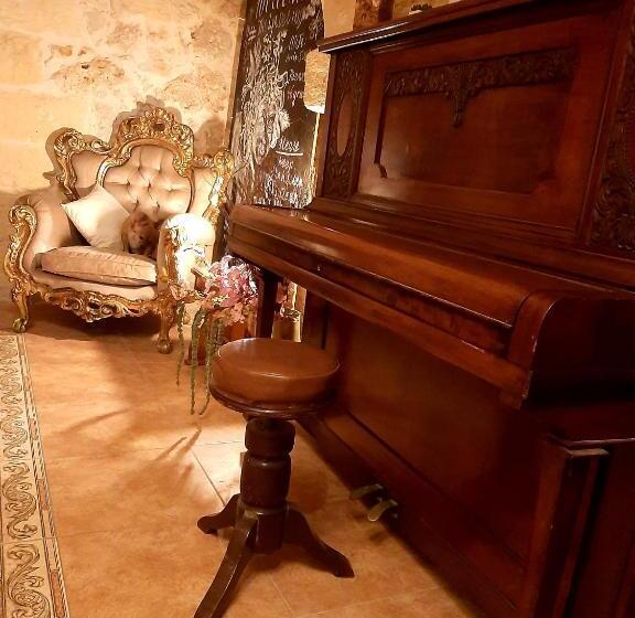 اتاق استاندارد با بالکن, The Lyndee House