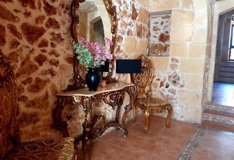 اتاق استاندارد با بالکن, The Lyndee House