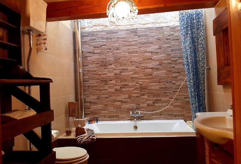 اتاق استاندارد با بالکن, The Lyndee House