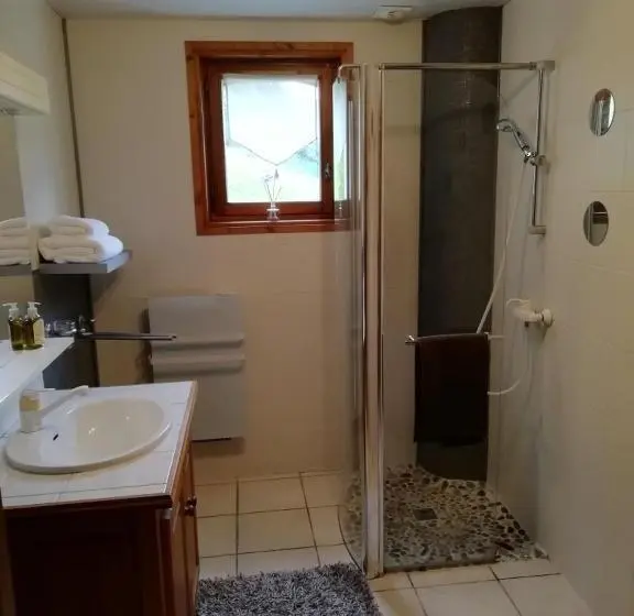 テラス付きスタンダードルーム, Chambres En Chalet Petit Déjeuner Inclus