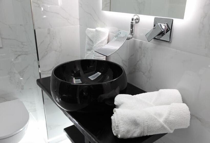 اتاق استاندارد با وان آب گرم, Isademar