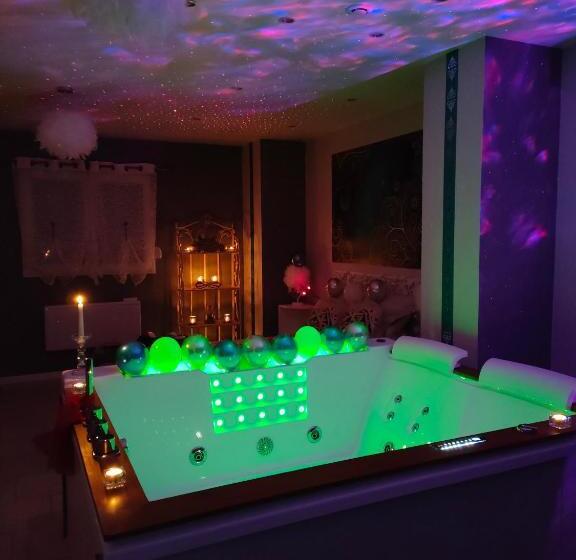 חדר סטנדרט עם ג'קוזי, Loft Avec Baignoire Spa Lécrin Romantique
