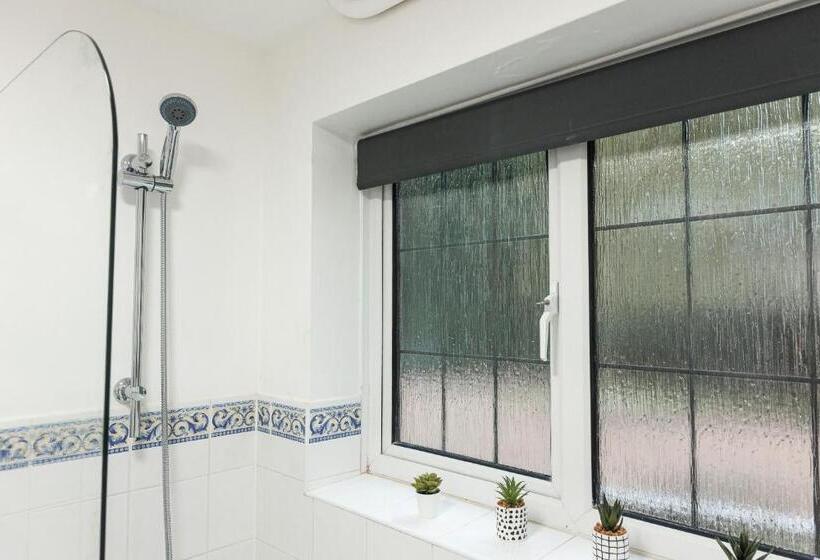 דירת חדר נוף לגינה, Willingham House