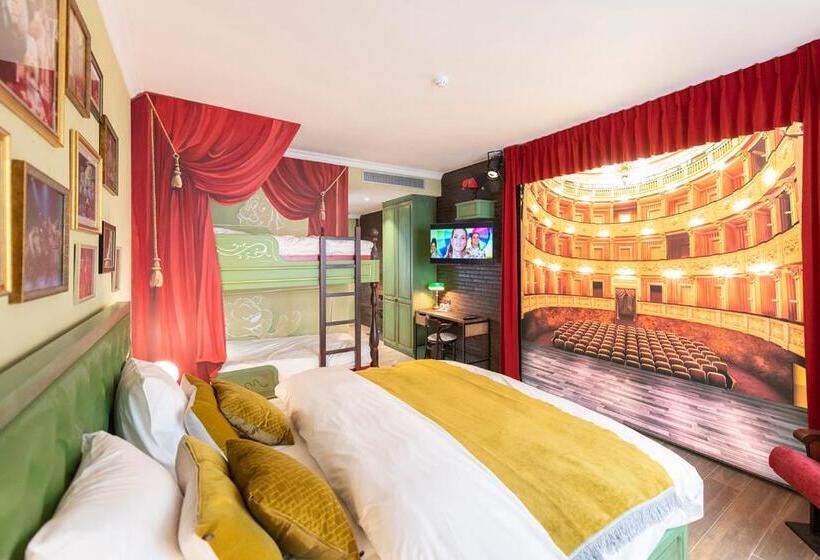 高级家庭房间, Plopsaland Theater