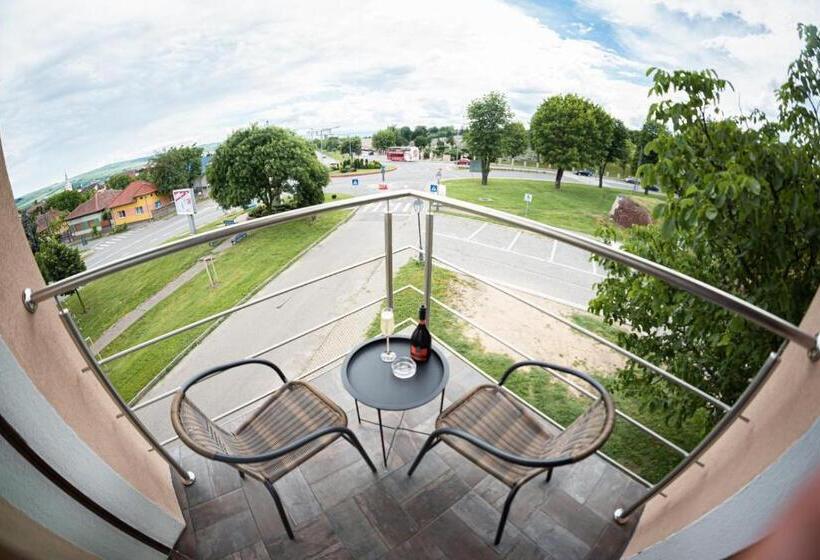 חדר דלוקס עם מרפסת, The Corner50