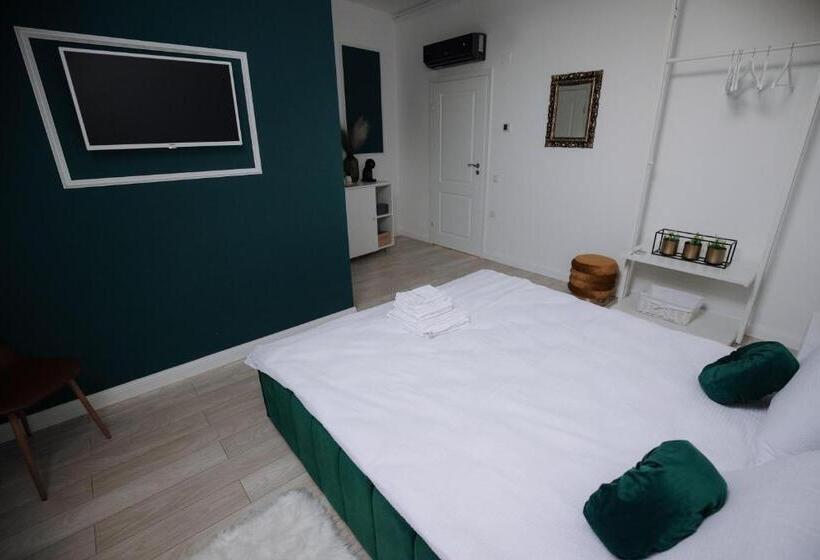 חדר דלוקס, The Corner50