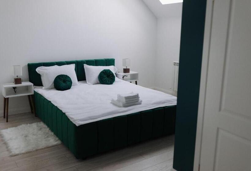 חדר דלוקס, The Corner50