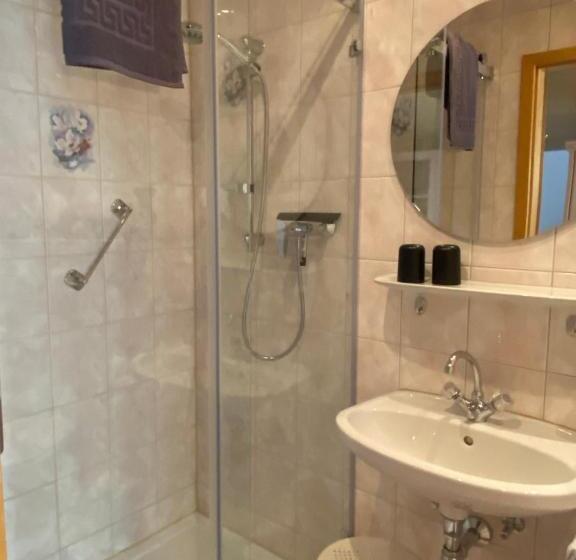 חדר סטנדרט, Tiefenbrunn