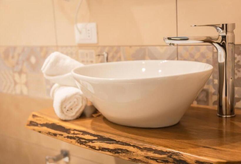 スタンダードルーム, La Rondine