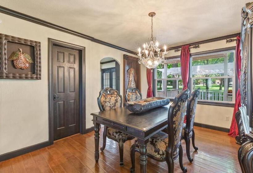 جناح 3 غرف نوم, The Funky Monkey Inn