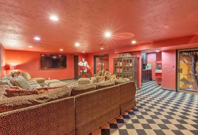 منزل غرفة نوم واحدة, The Funky Monkey Inn