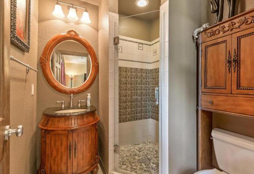 منزل غرفة نوم واحدة, The Funky Monkey Inn