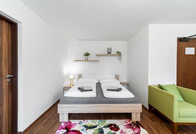 标准工作室, Pension Lesná