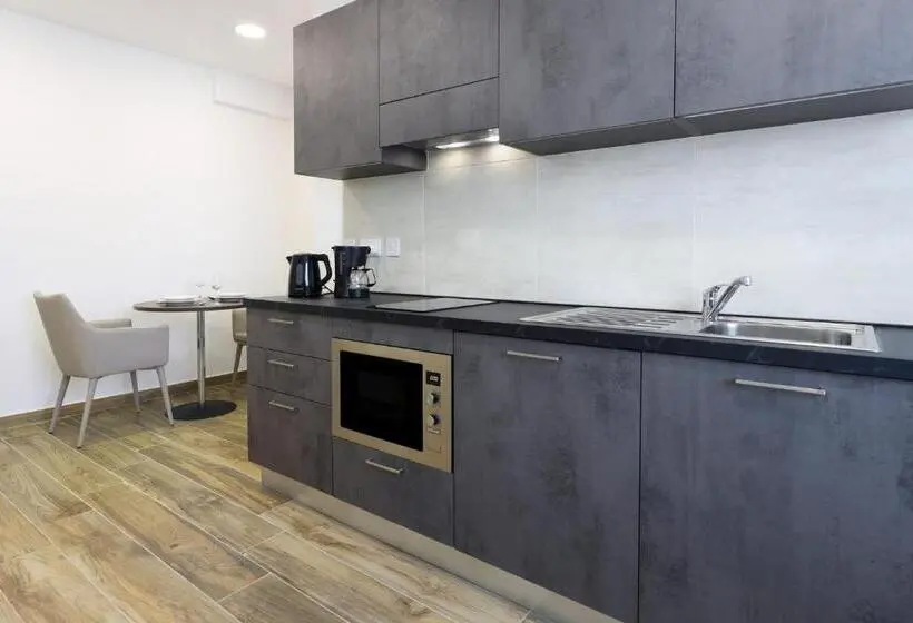 اتاق لوکس با چشم‌انداز شهر, Seaview Stays