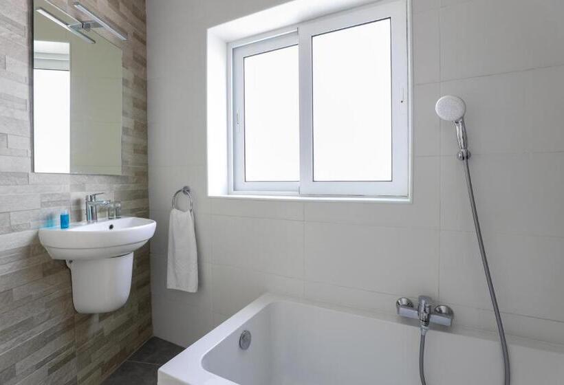 اتاق خانوادگی با چشمانداز دریا, Seaview Stays