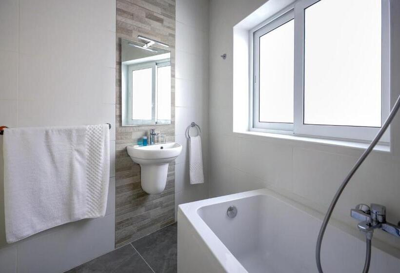 اتاق استاندارد با چشم‌انداز شهر, Seaview Stays
