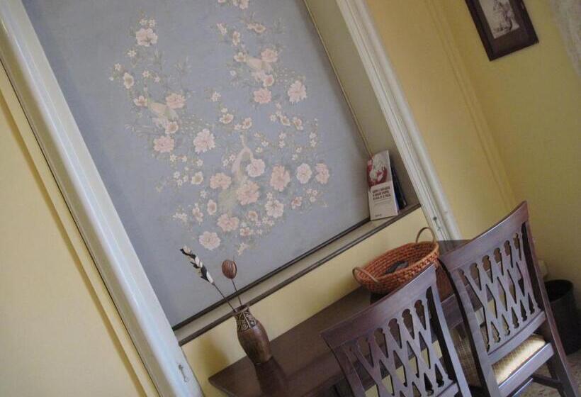 اتاق استاندارد سه نفره, San Demetrio