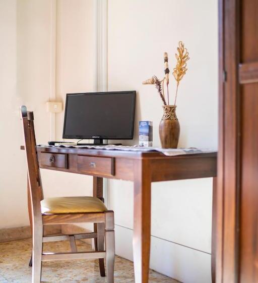 اتاق استاندارد سه نفره, San Demetrio