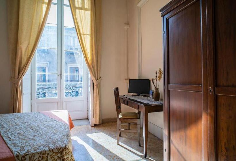 اتاق استاندارد سه نفره, San Demetrio