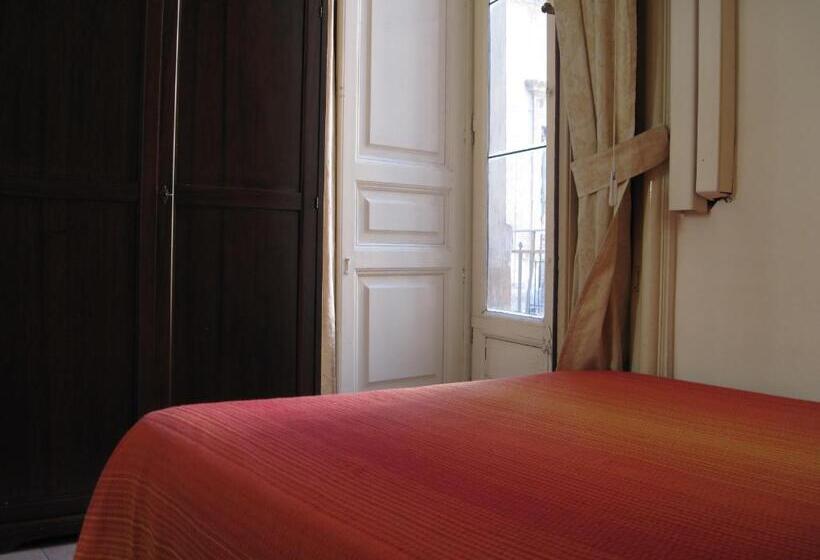 اتاق اکونومی, San Demetrio