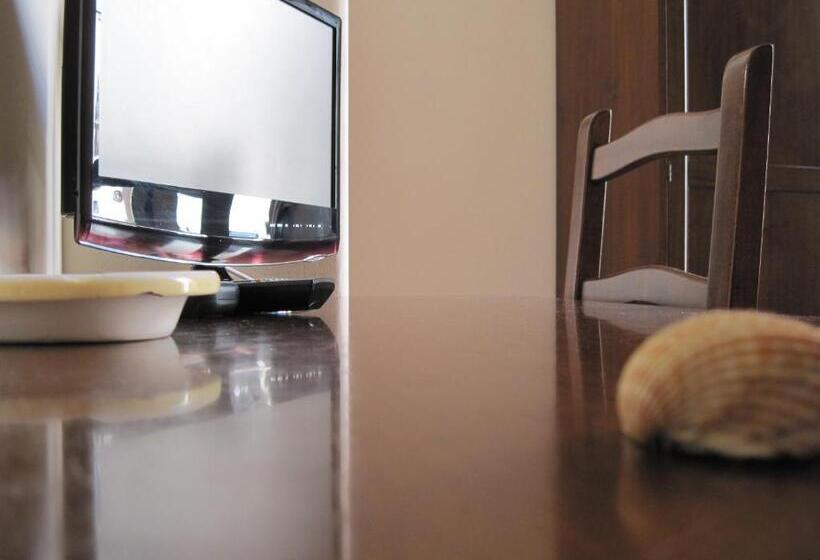 اتاق اکونومی, San Demetrio