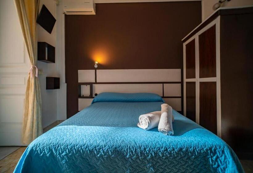 اتاق اکونومی, San Demetrio