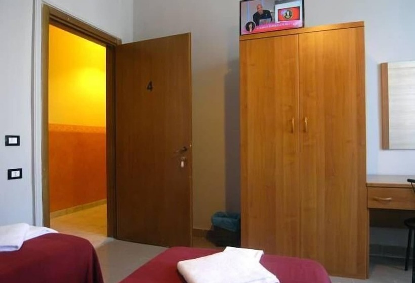 اتاق استاندارد یک نفره, Emmy