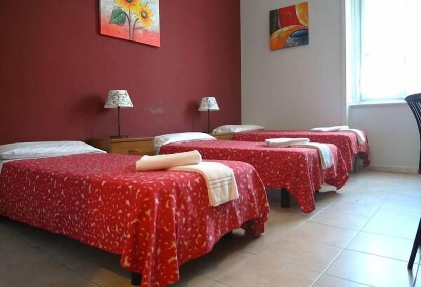 اتاق استاندارد سه نفره, Emmy