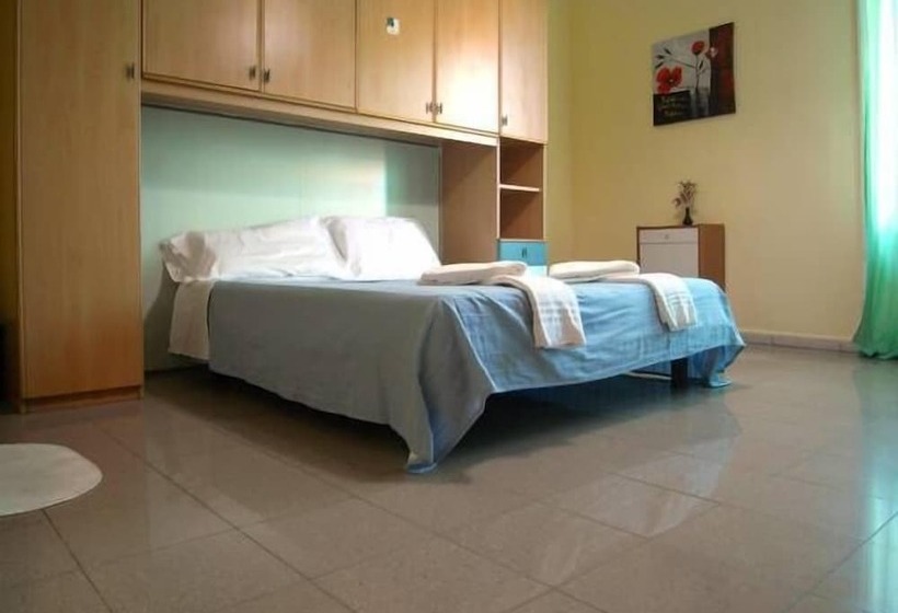 اتاق استاندارد با سرویس بهداشتی مشترک, Emmy