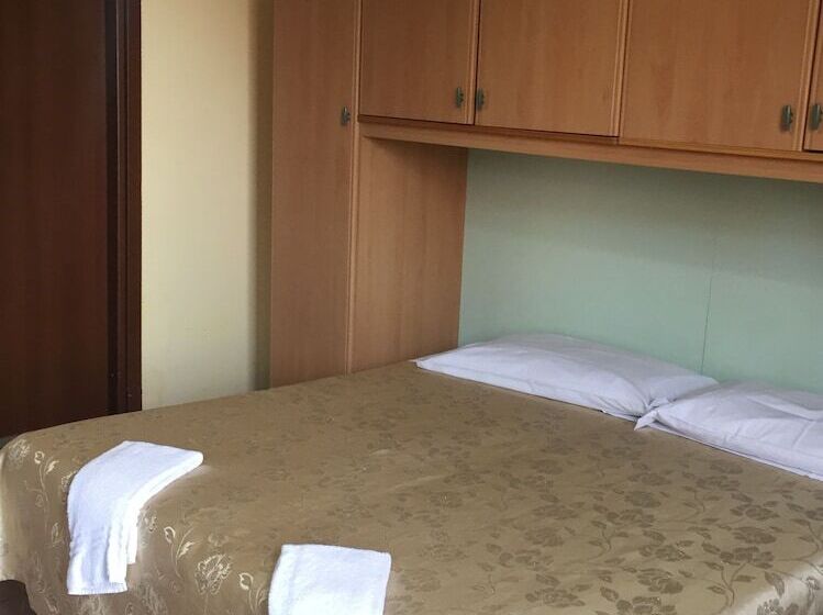 اتاق استاندارد با سرویس بهداشتی مشترک, Emmy