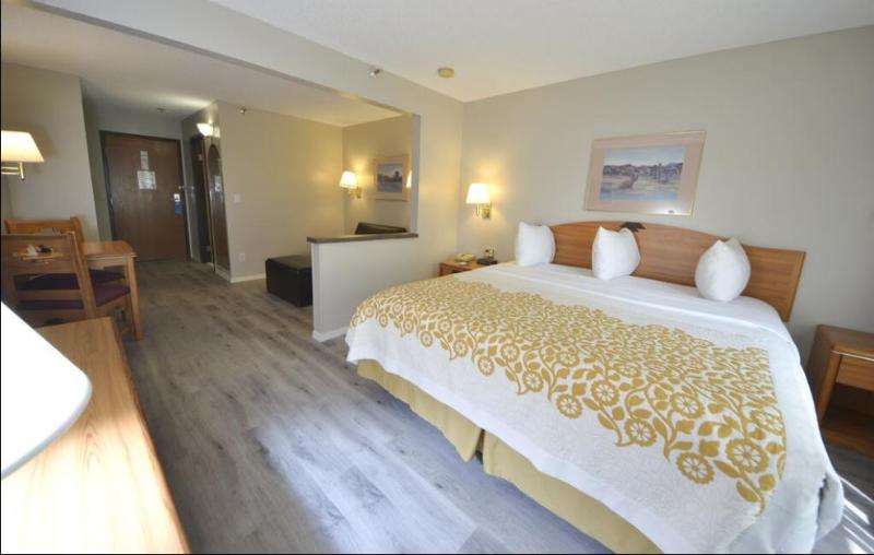 キングサイズベッドのスタンダードルーム, Days Inn & Suites By Wyndham Airport Albuquerque