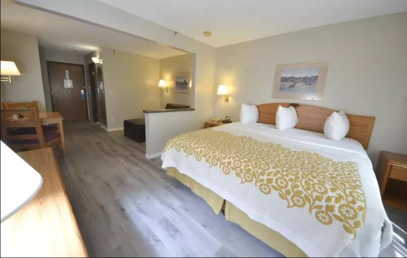 キングサイズベッドのスタンダードルーム, Days Inn & Suites By Wyndham Airport Albuquerque