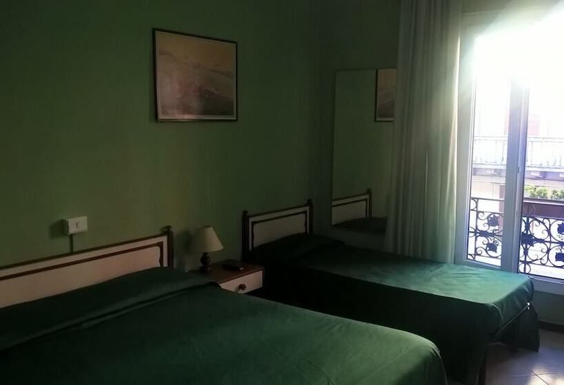 标准三人间共用浴室, Del Sole