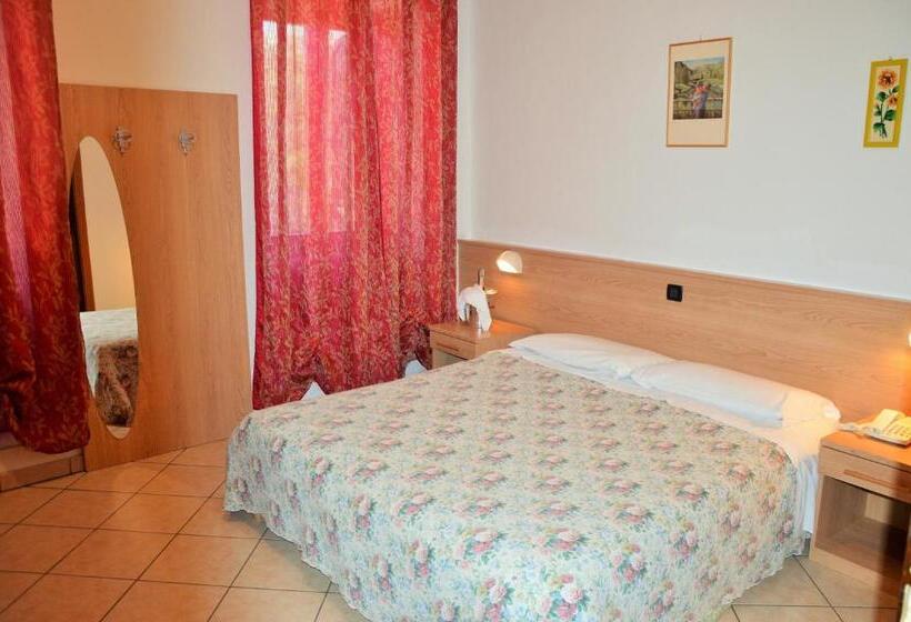 스탠다드 트리플 룸, Neni