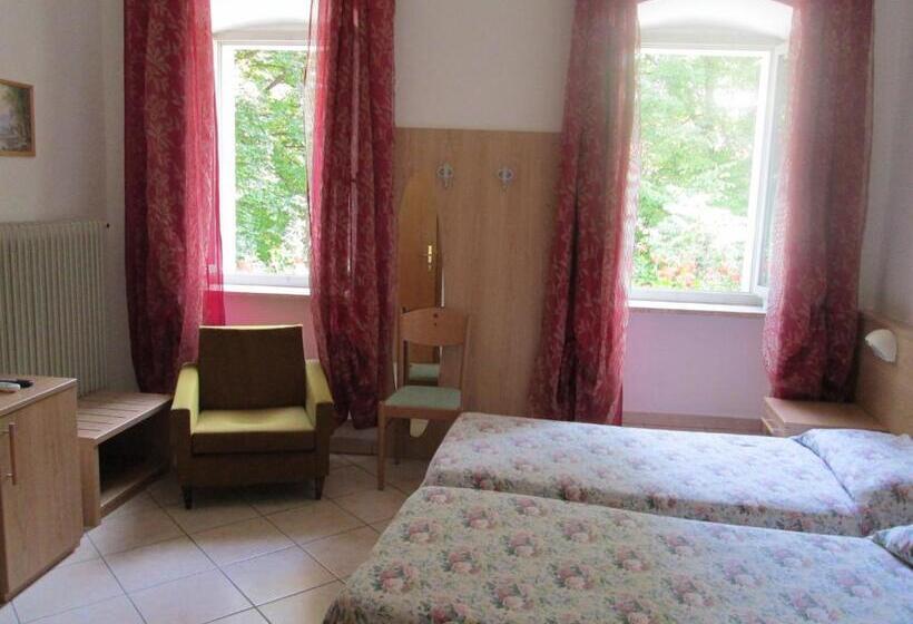 스탠다드 트리플 룸, Neni