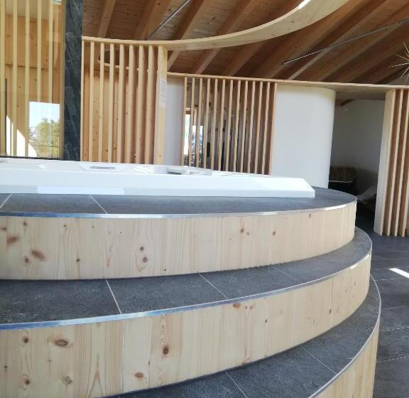 스탠다드 트리플 룸, Neni