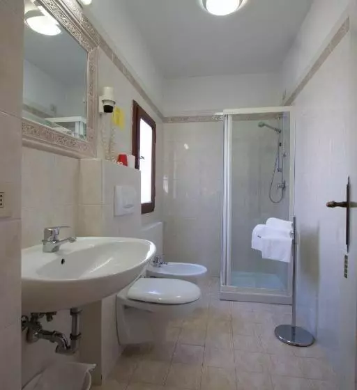 اتاق استاندارد سه نفره, Savoia E Campana