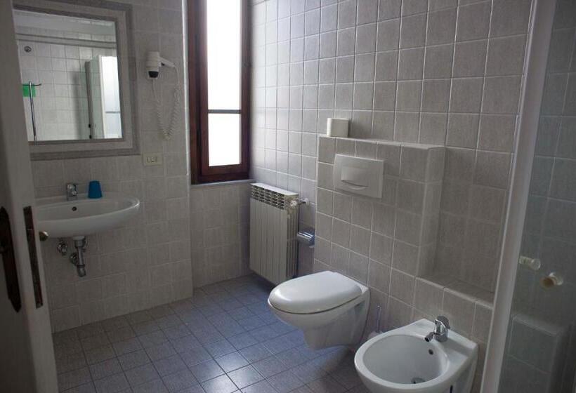 חדר סטנדרט לשלושה, Savoia E Campana